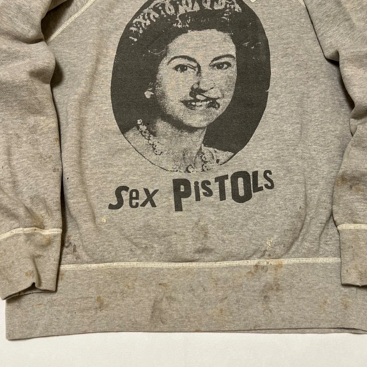 SAINT Mxxxxxx x SEX PISTOLS QUEEN SP_CREW SWT/GRAY band co-branded retro sweatshirt Queen's distressed sweatshirt with holes Distressed gray S-XL Retro distressed distressed hole wash treatment Hand-made graffiti treatment Factory four-needle six-thread boneless sewing Correct co-branded collar label/correct fruit label/wash water label/little angel label